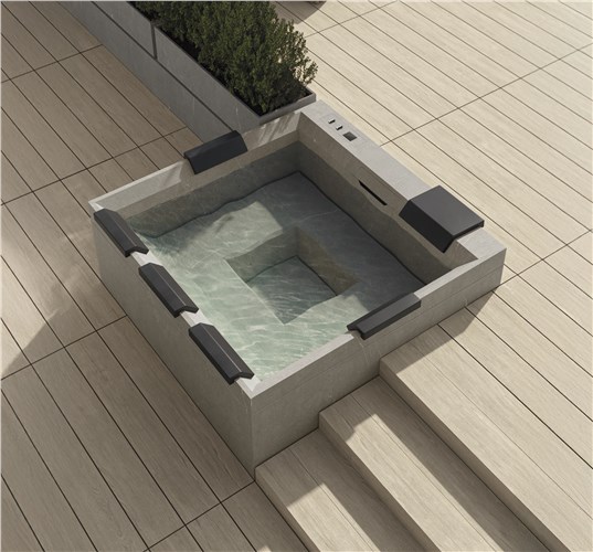 Rock hydromassage minipool, outdoor view